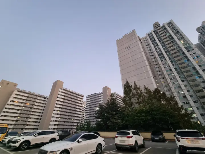 주차장 너머 저층 동과 147동