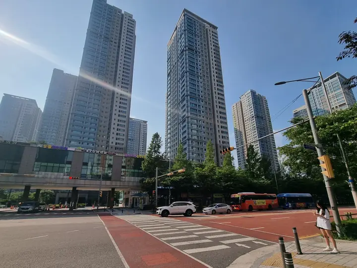 자전거도로가 지나는 단지 앞 교차로