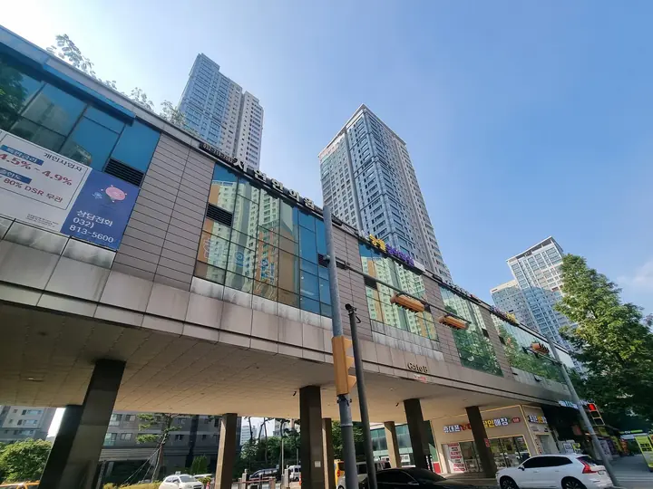 상가 아래 필로티 보행로