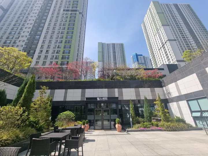 선큰 정원에서 본 헬스센터 출입구