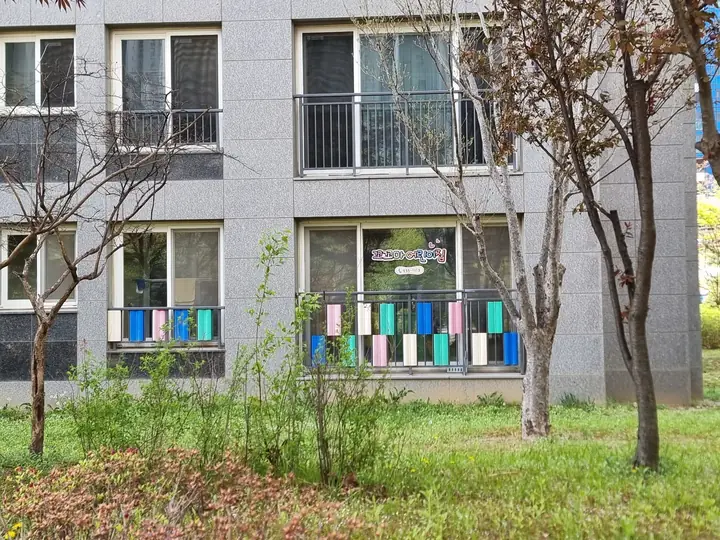 1층 어린이집 창문 장식