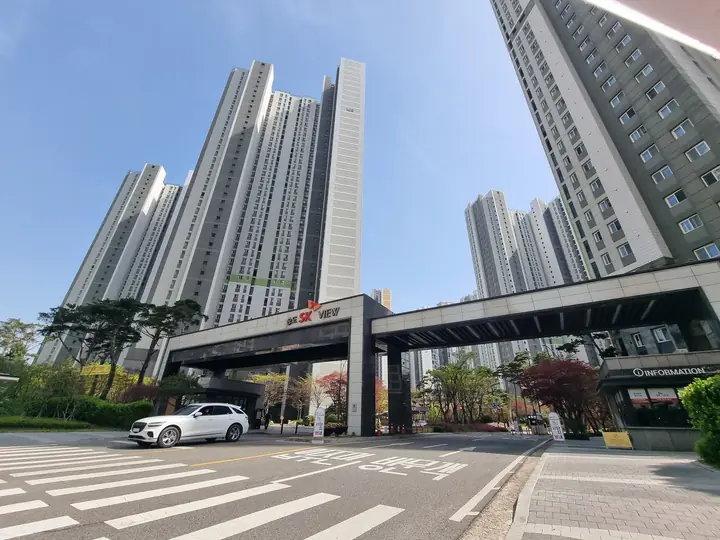 고층 동 아래 정문 문주