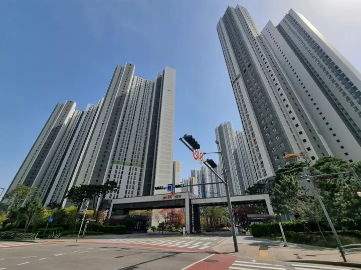 교차로에서 본 정문과 단지