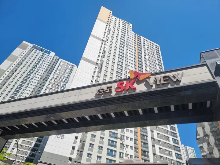송도 SK VIEW 로고가 새겨진 문주