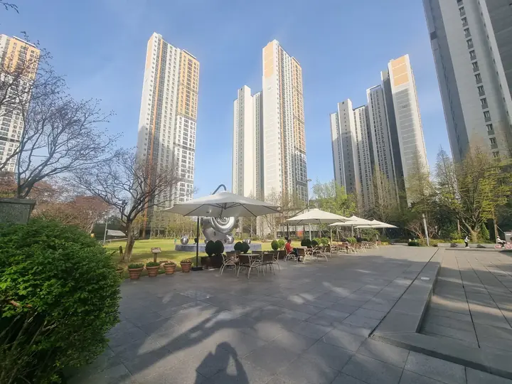파라솔이 펼쳐진 조형물 광장