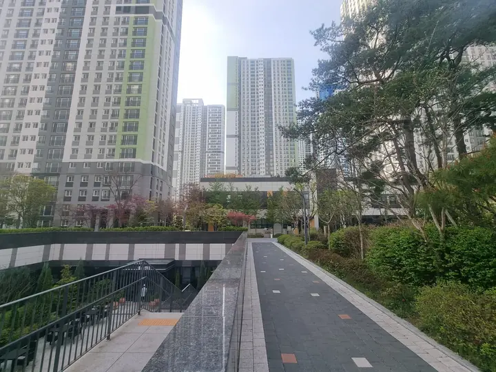 선큰 정원 옆으로 이어지는 보행로