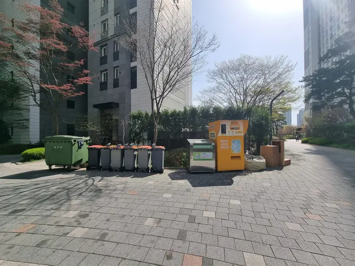 동 앞 분리수거장