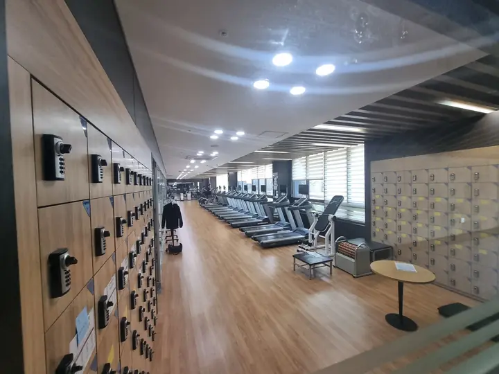 러닝머신이 늘어선 피트니스센터