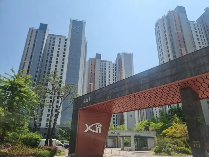 자이 로고가 있는 정문 문주