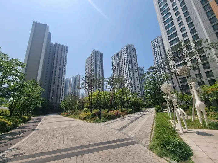 기린 조형물이 있는 중앙 보행로