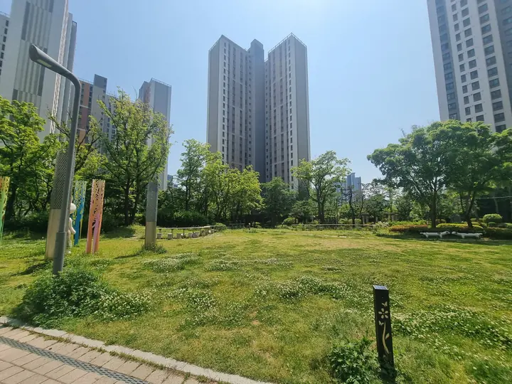 동 사이 넓은 잔디마당