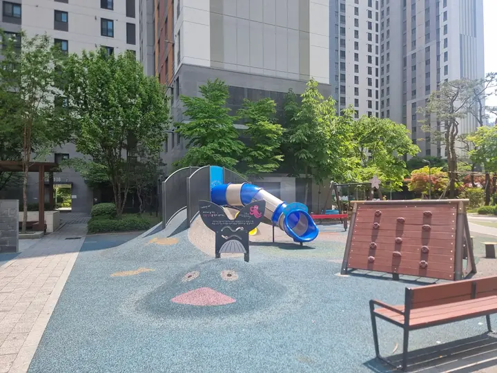 튜브 미끄럼틀과 암벽 놀이대